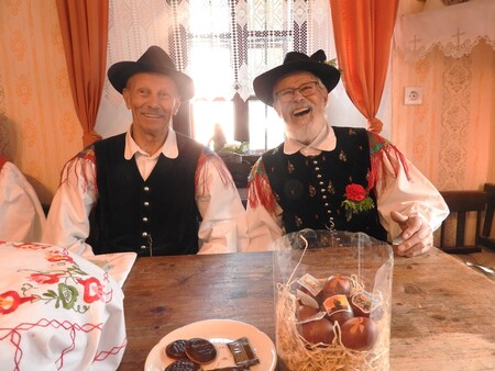 Matija Koritnik in Ivan Kropivnik, sta nesla  jedi k žegnu tretjič. V sproščenem klepetu pred odhodom k blagoslovitvi jedi